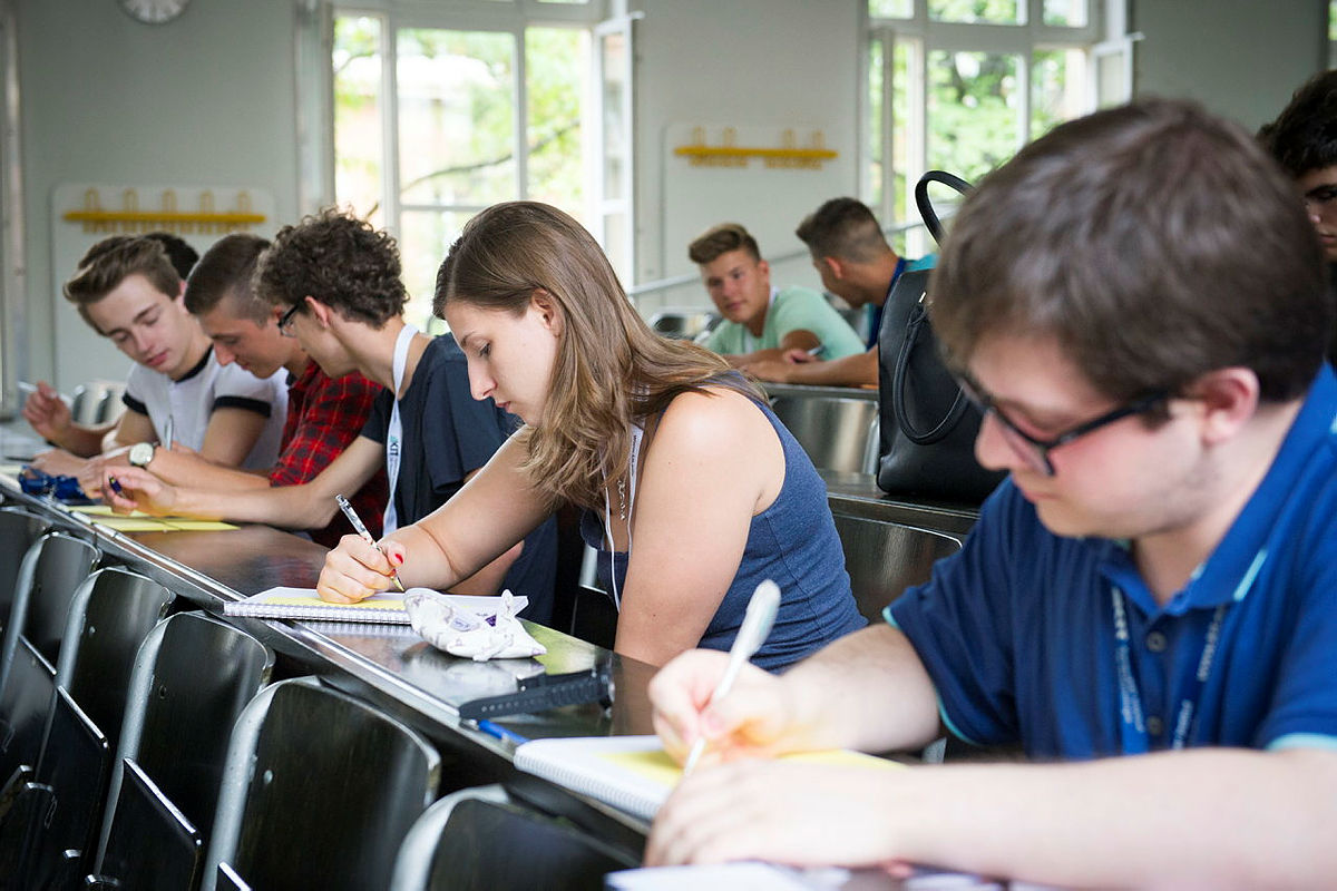 Bild von Studierenden im Hörsaal.