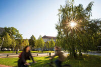 Ein sonniger Tag auf dem Campus des KIT.