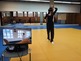 Person mit Virtual Reality Brille auf in einer Halle