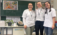 Studentische Mitarbeiterinnen des Schülerlabors MINT Bewegt Nachhaltig vor einer Station des Labors