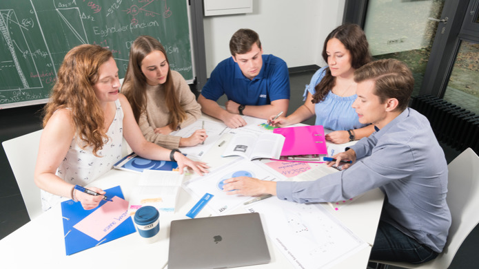 Studierende diskutieren während eines Seminars